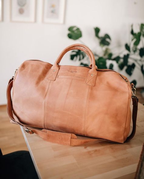 20 Practical Weekender Bags for Women Over 60 #traveltips #bags #outfittrends Travel Weekender Bag, Weekender Bags For Women, Best Weekender Bag For Women, Weekend Bags For Women, Overnight Bags For Women, Comfortable Travel Outfit, Canvas Duffel Bag, Best Travel Bags, Cooler Tote Bag