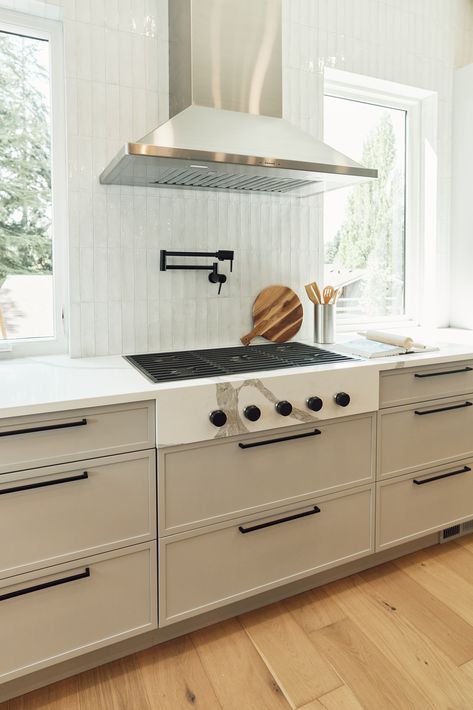 Kitchen Window By Stove, Cook Top In Front Of Window, Range With Windows On Either Side, Kitchen With Two Windows On One Wall, Hob Under Window, Kitchen Range Between Two Windows, Oven Hood Between Two Windows, Windows Behind Stove, Windows Beside Stove