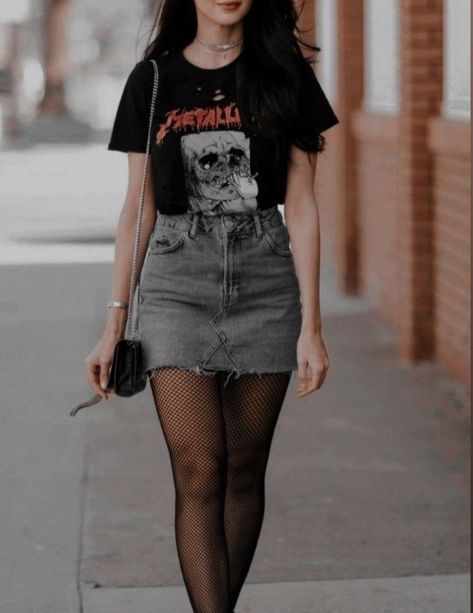 Grunge Fall Outfits, Black Denim Skirt Outfit, Fall Grunge, Look Grunge, Alt Outfits, Denim Skirt Outfits, Look Rock, Vintage Band Tees, Rock Outfits