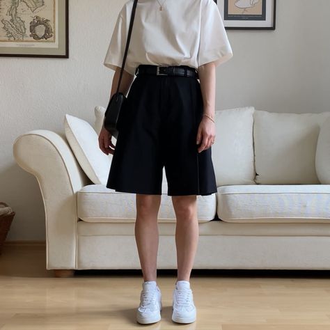 Skirt Tomboy Outfit, Adrogonus Outfits Women Summer, Masculine Skirt Outfit, Female Masculine Outfits, Culottes Shorts Outfit, Masculine Female Outfits, Androgynous Summer Outfits, Masculine Outfits For Women, Masculine Outfits