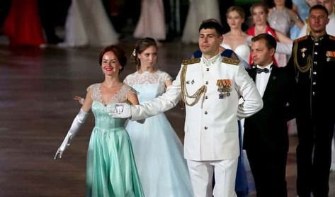 What Not to Wear to a Military Ball? - Best Hint for You Air Force Ball Dress, Military Ball Dresses Jrotc High School, Army Ball Gowns, Military Ball Hairstyles, Ball Gowns Vintage, Marine Corps Ball, Navy Ball, Military Ball Dress, Military Ball Gowns