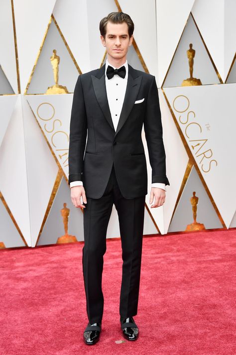 Andrew Garfield in Tom Ford at the 89th Annual Academy Awards. Photo: Frazer Harrison/Getty Images. Prom Tux, Oscars Red Carpet Dresses, Mens Formalwear, Red Carpet Dress, Smart Wear, Prom Tuxedo, Carpet Dress, Oscars Red Carpet, Hollywood Red Carpet