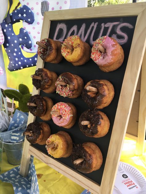 Easy DIY Donut Stand For Your Party Diy Donut Stand, Doughnut Stand, Donut Decorating Ideas, Doughnut Party, Diy Donut, Donut Stand, Fairy Garden Birthday Party, Diy Donuts, Watermelon Baby