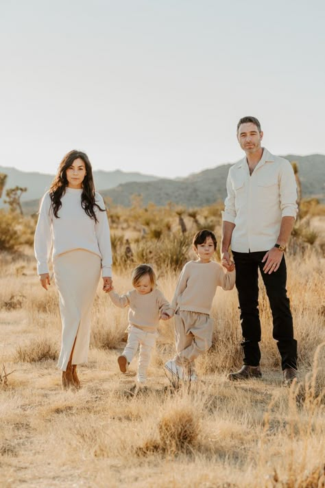 Neutral Family Photo Outfits, Neutral Family Photos, Winter Family Photoshoot, Holiday Photos Outfits, Family Photo Outfits Winter, Family Photo Colors, Winter Family Photos, Fall Family Photo Outfits, Family Photoshoot Outfits