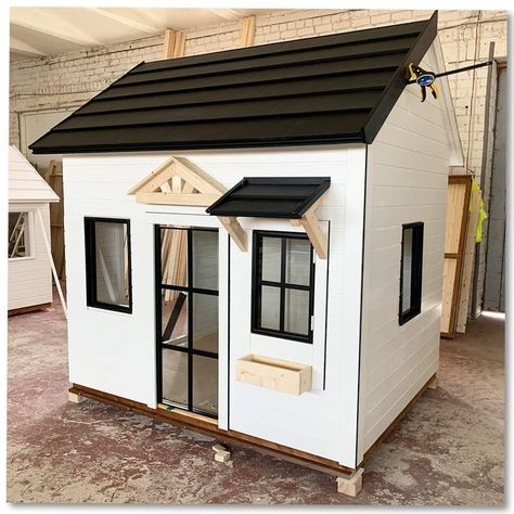 Playhouse Decorating Ideas Interior, Playhouse Ideas Outdoor, Kids Playhouse Ideas, Farmhouse Playhouse, Big Playhouses, Playhouse Windows, Playhouses For Kids, Kids Wooden Playhouse, Outdoor Playhouse Plans