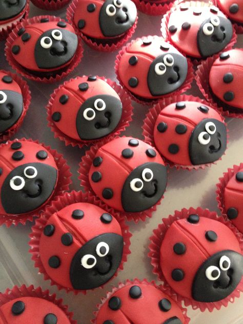 Ladybug Birthday Cupcakes, Ladybird Cupcakes, Hamburger Cupcakes, Ladybird Cake, Kitty Cupcakes, Farm Animal Cupcakes, Miraculous Ladybug Party, Ladybug Cakes, Ladybug Cupcakes