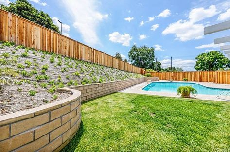 Pool Retaining Wall (Design Ideas) - Designing Idea Pools With Retaining Walls, Pool Retaining Wall, Concrete Block Retaining Wall, Retaining Wall Design, Retaining Wall Ideas, Braids Ideas Cornrows, Building A Retaining Wall, Backyard Layout, Sloped Yard