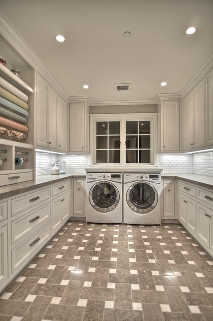 I would actually want to do the laundary if I had a room like this! Laundry Craft Rooms, Laundry Room/mud Room, Dream Laundry Room, Laundry Room Inspiration, Laundry Mud Room, Tile Flooring, Laundry Room Organization, Laundry Room Design, Cool Ideas