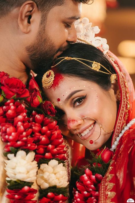 Varmala Couple Poses, Marriage Pics Indian, Indian Wedding Picture Ideas, Bengali Wedding Poses, Bengali Bride Aesthetic, Bridal Photography Poses Couple, Bengali Wedding Photoshoot, Bengali Reception Couple Shoot, Bengali Wedding Aesthetic