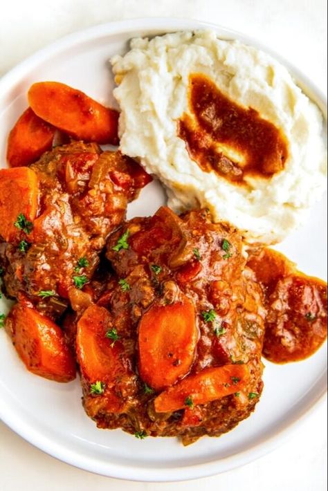 Crockpot Swiss Steak: A Tender, Savory Classic Made Easy With Your Slow Cooker - NewsBreak Steak In Crockpot Recipes, Steak In Crockpot, Crockpot Swiss Steak Recipes, Crockpot Swiss Steak, Tender Cube Steak, Swiss Steak Crockpot, Bourbon Chicken Crockpot, Swiss Steak Recipes, Crockpot Steak