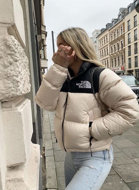 North Face Puffer Jacket Outfit, Doudoune The North Face, North Face Jacket Women's, Puffer Jacket Outfit, North Face Outfits, Looks Pinterest, North Face Puffer Jacket, Cold Outfits, Devil Wears Prada