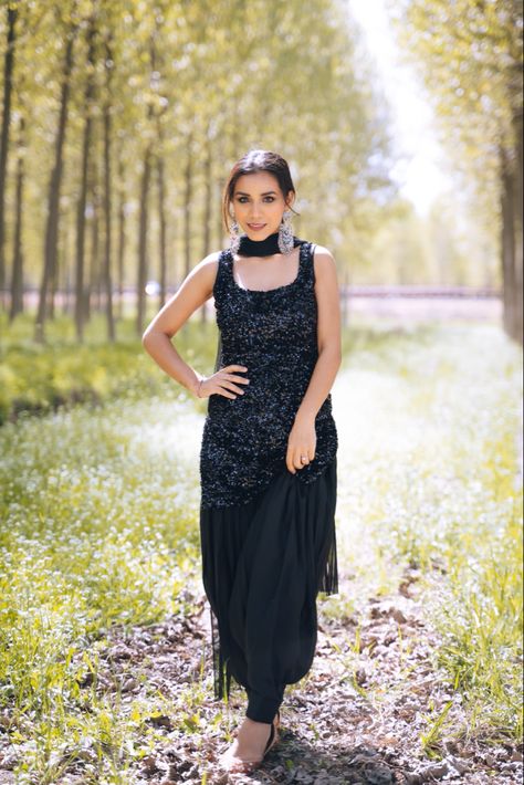 Patiala Black Suit, Sleeveless Patiala Suit Design, Sleeveless Punjabi Suit Designs, Black Suit Salwar Design Punjabi, Sleeveless Suits Design Indian, Sleeveless Patiala Suit, Patiala Salwar Suits Neck Designs, Sleeveless Punjabi Suit, Sleeveless Suits For Women Indian