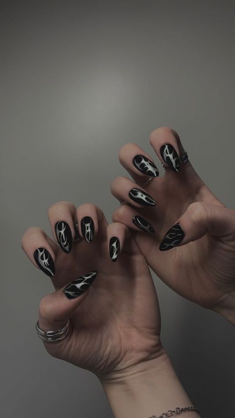 Silver Black Nails Acrylic, Nails Black Metallic, Almond Nails Black And Silver, Black Nails Silver Chrome, Black Silver Almond Nails, Chrome Black Nails Designs, Black Nails Chrome Design, Black And Silver Metallic Nails, Black Rock Nails