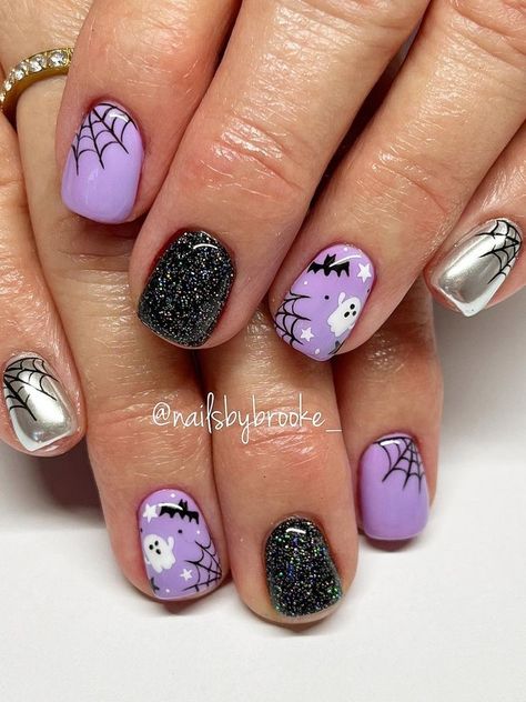 Halloween acrylic nails: cute ghosts and spider webs Holloween Nails, Halloween Acrylic Nails, October Nails, Cute Gel Nails, Spider Webs, Halloween Nail Designs, Halloween Nail, Halloween Nail Art, Dipped Nails