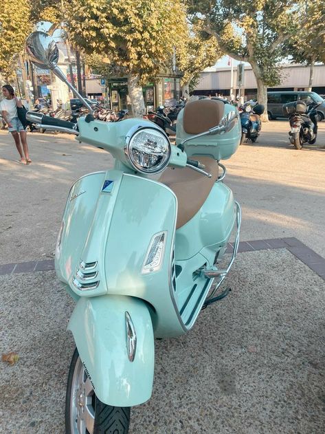 Italy Aesthetic Girl, Vespa Motorcycle, Vintage Moped, Vespa S, Bike Aesthetic, Motorcycle Aesthetic, Moto Scooter, Moped Scooter, Vespa Lambretta