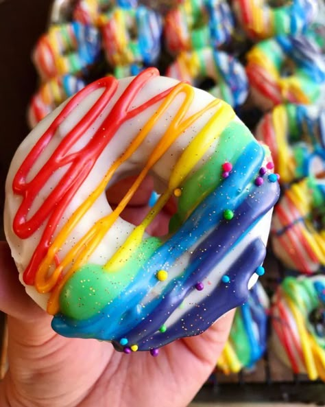 rainbow drizzled donuts look so delicious! Rainbow Donut, Rainbow Food, Rainbow Aesthetic, Mini Donuts, Neon Rainbow, Cake Donuts, Cute Desserts, Party City, So Delicious