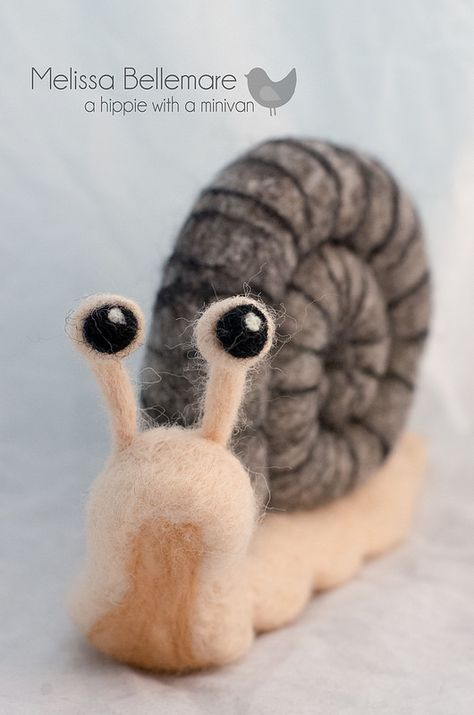 Needle Felted Snail Felted Snail, Tovad Ull, Hantverk Diy, Needle Felting Diy, Wool Felt Projects, Wool Needle Felting, Wool Animals, Needle Felting Tutorials, Needle Felting Kits