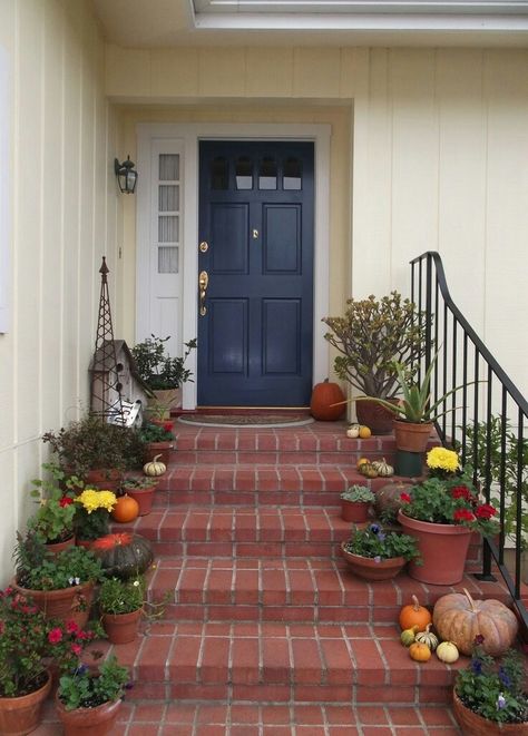 Pale yellow house with blue door Williamsburg Decor, House Doors Colors, Yellow Brick Houses, Yellow House Exterior, Yellow Front Doors, Blue Front Door, Porch Paint, Brick Path, Cottage Coastal