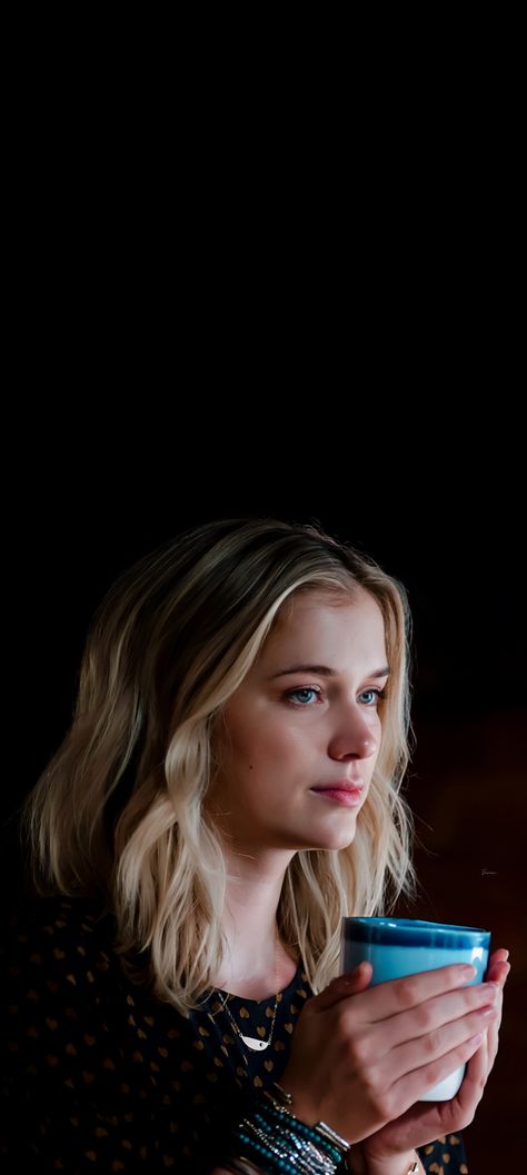 Guinevere Beck wallpaper You Netflix Beck, You Beck Guinevere, Elizabeth Lail Wallpaper, Guinevere Beck Outfits, You Netflix Series, Guinevere Beck, Elizabeth Lail, Cristino Ronaldo, Medium Layered Hair