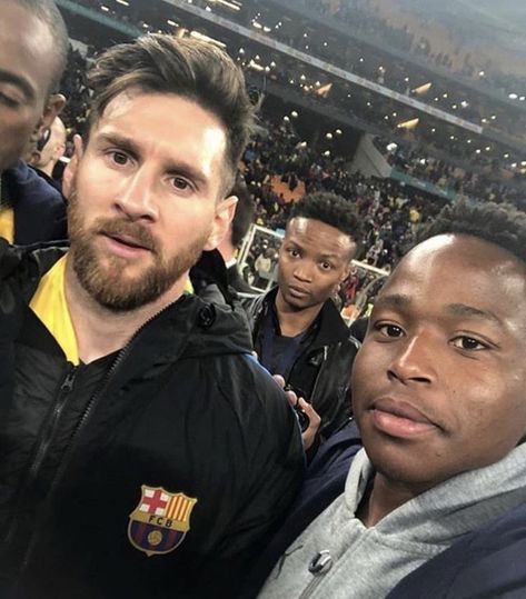 Messi With Fans, Messi Selfie, Cristiano Ronaldo Shirtless, Messi Art, Messi Quotes, Lionel Messi Family, Impossible Is Nothing, Lio Messi, Messi Fans