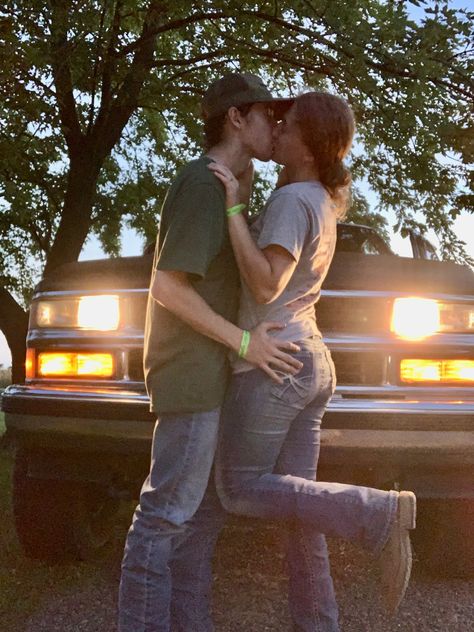 Country Couple Photoshoot, Country Couple Photos, Country Couple Pictures, Country Relationship Goals, Couple Photoshoot Ideas, Country Dates, Country Couple, Country Romance, Country Relationships