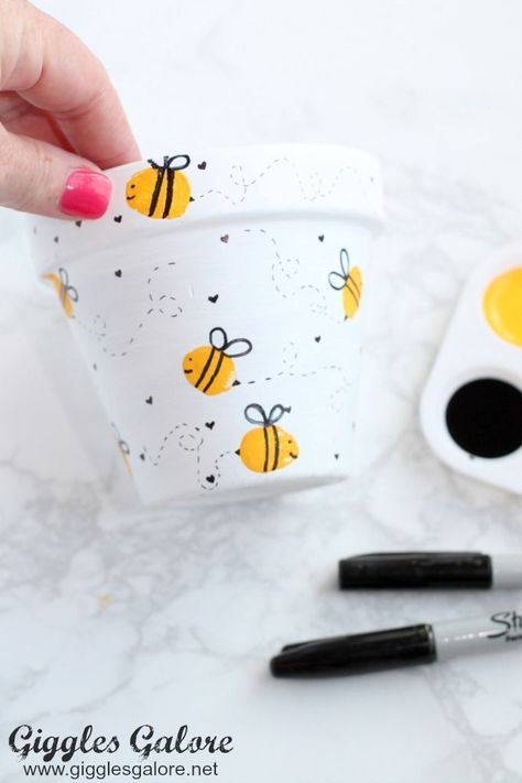 Celebrate the special teachers in your life with an adorable DIY Bee Fingerprint Teacher Appreciation Gift with free printable tags. Bee Fingerprint, Diy Bee, Vasos Vintage, Diy Keramik, Diy Gifts To Make, Teacher Appreciation Gifts Diy, Flower Pot Art, Plant Pot Diy, Painted Pots Diy