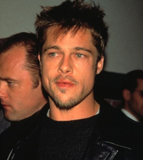 Brad Pitt Short Hair, In Tyler We Trust, Young Brad Pitt, William Bradley Pitt, Bradley Pitt, Hairstyles Thick Hair, Just Got Married, Music Studio Room, Mens Hairstyles Thick Hair