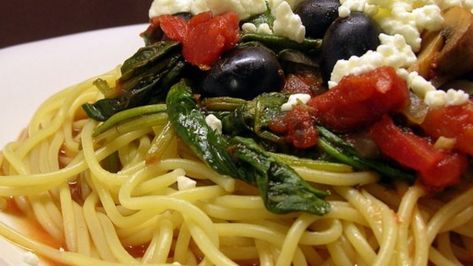 Spaghetti in sauce gets a Greek-style lift in flavor from spinach, balsamic vinegar, tomatoes, and feta cheese. Greek Spaghetti, Salad Appetizer Cups, Spaghetti With Spinach, Vegetarian Spaghetti, Tomato Basil Pasta, Pasta Fatta In Casa, Spaghetti Recipe, Feta Pasta, Greek Dishes