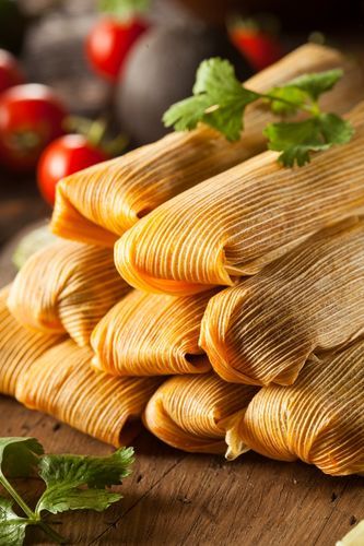 20 Excellent tamales recipes everyone must try at least once | MamásLatinas Corn Tamales Recipe, Corn Tamales, Tamales Recipe, Tamale Recipe, Mexican Cooking, Hispanic Food, Porto Rico, Tex Mex Recipes, Latin Food