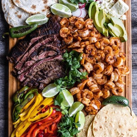 Fajita board Fajita Grazing Board, Fajita Board Ideas, Fajita Charcuterie Board Ideas, Mexican Grazing Board, Fajita Board, Fajita Bar, Fajita Taco, Mexican Catering, Taco Catering