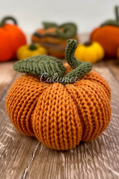 Knitting Fall Decor, Autumn Knitting Aesthetic, Circular Knitting Machine Projects, Loom Knit Pumpkins, Knitting Machine Pumpkin, Loom Pumpkin, Knitted Food, Yarn Pumpkins, Knitted Crafts