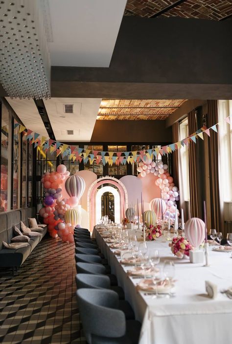 Event Hall Birthday Party, Cafe Party Decorations, Hall Party Decorations Birthday, Birthday Brunch Restaurant, Restaurant Birthday Decorations, Restaurant Party Decorations, Birthday Hall Decorations, Birthday Hall, Restaurant Birthday Decorations Table