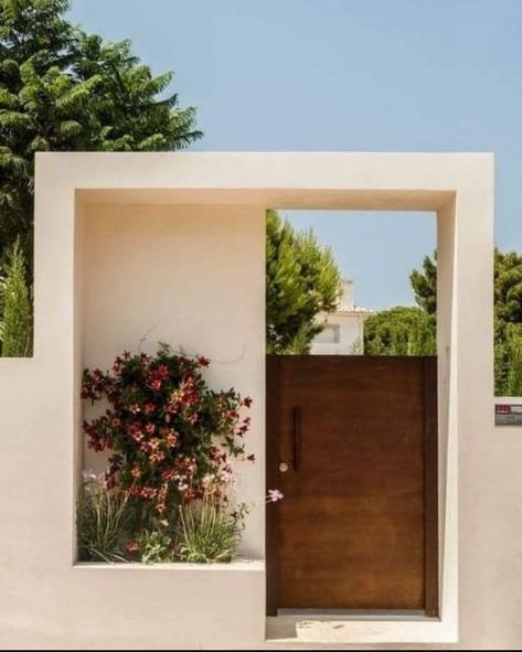 Gate Design Modern Entrance, Entrance Courtyard, Best Greige Paint, Villa Gate, Best Greige, Compound Wall Design, California Architecture, House Fence Design, Greige Paint