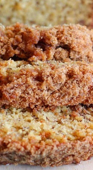 Banana Bread with Crunchy Streusel Topping Pane Dolce, Banana Muffin Recipe, Moist Banana Bread, Best Banana Bread, Banana Nut Bread, Nut Bread, Streusel Topping, Dessert Bread, Banana Recipes