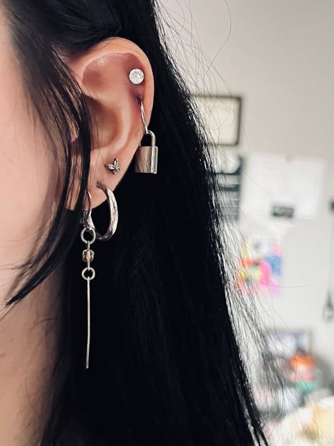 #cute #aesthetic #earrings #inspo #earringstyle #goth #piercing Goth Ear Stack, Multiple Ear Lobe Piercings, Piercings Goth, Goth Ear Piercings, Goth Piercings, Triple Piercing, Aesthetic Emo, Grunge Earrings, Ear Peircings