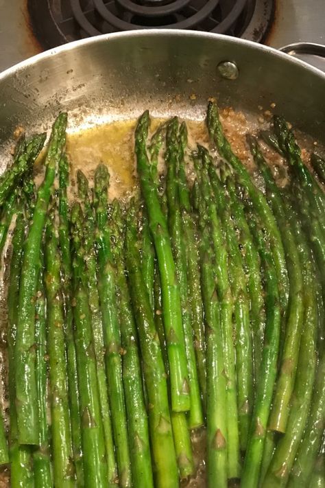 Cooked Asparagus Recipes, Asparagus On The Stove, Pan Fried Asparagus, Fried Asparagus, Ways To Cook Asparagus, Cook Asparagus, Asparagus Recipes Oven, Italian Side Dishes, Easy Asparagus Recipes