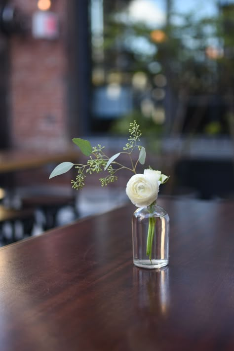 Minimalist Flower Arrangement, Ranunculus Bulbs, Small Vases With Flowers, Bud Vases Arrangements, Bud Vases Wedding, Bud Vase Centerpiece, Ranunculus Wedding, Bud Vases Flowers, Baby Stork