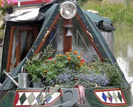 Small Narrowboat Interiors, Narrow Boat Interior Ideas, Narrow Boat Interior, Narrowboat Kitchen, Canal Boat Interior, Narrowboat Interiors, Boat Interior Design, Homemade Curtains, Narrow Boat