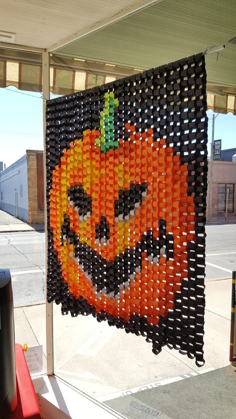 Halloween Crafts For Window, Halloween Picture Window Ideas, Paper Chain Pumpkin, Diy Halloween Window Display, Paper Chain Halloween Decorations, Halloween Decorations At School, Paper Chain Halloween, Window Decoration Ideas For School Autumn, Diy Halloween Window Decor