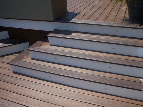 Pyramid Steps with riser lights Trex Stairs, Trex Railing, Patio Stairs, Outdoor Living Deck, Deck Pictures, Hardwood Stairs, Patio Steps, Deck Steps, Building Stairs