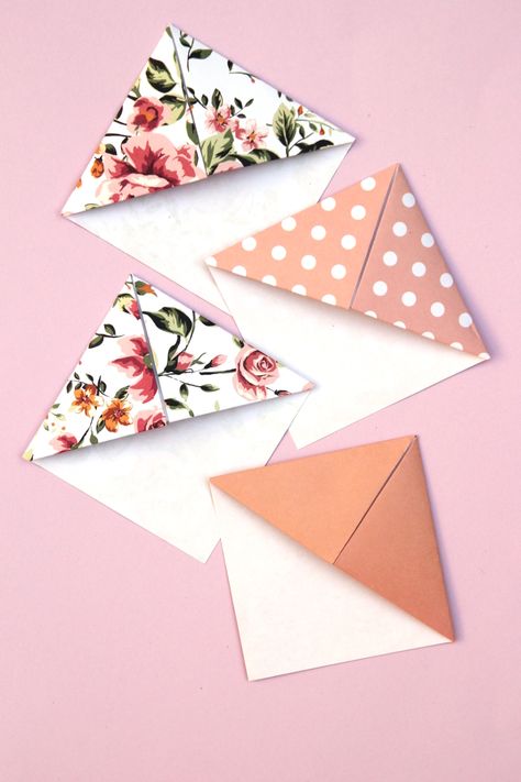 MAKE YOUR OWN ORIGAMI CORNER BOOKMARKS.#papercrafts #origami #bookmarks #cornerbookmarks Origami Corner Bookmarks, Origami Bookmark Corner, Bookmark Corner, Origami Bookmarks, Origami Star Box, Origami Ball, Origami Bookmark, Origami For Beginners, Origami Fish