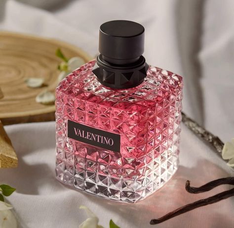 Valentino Donna Born In Roma, Valentino Born In Roma, Amber Perfume, Born In Roma, Vanilla Bourbon, Jasmine Sambac, Valentino Couture, Fragrance Bottle, Roman Architecture