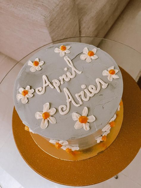 Cake Daisies, Aries Cake, Birthday Cake Quotes, Aesthetic Daisy, 17 Birthday Cake, Small Birthday Cakes, Spring Birthday Party, Aries Baby, Aries Birthday