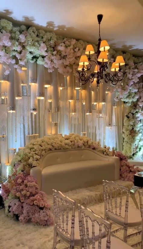 Wedding Ceremony Decor Ideas, Ceremony Decor Ideas, Dorm Door Decorations, Pakistani Wedding Decor, Beautiful Bed Designs, Wedding Decorations Ideas, Nikah Decor, Dorm Door, Wedding Room Decorations