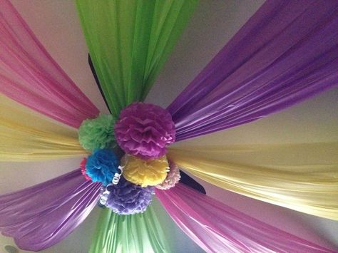 Paper Tablecloth, Tissue Pom Poms, Diy Table Decor, Ideas For Baby Shower, Plastic Table, Plastic Tablecloth, Push Pins, Indoor Garden Ideas, Rainbow Birthday