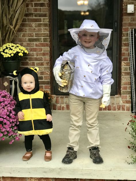 Bee and beekeeper #halloween #halloweencostumes #beekeeper #bumblebees Beekeeper Halloween Costume, Beekeeper Costume, Family Halloween Costumes, Family Halloween, Diy Halloween Costumes, Family Day, Bee Keeping, Diy Halloween, Kids Costumes