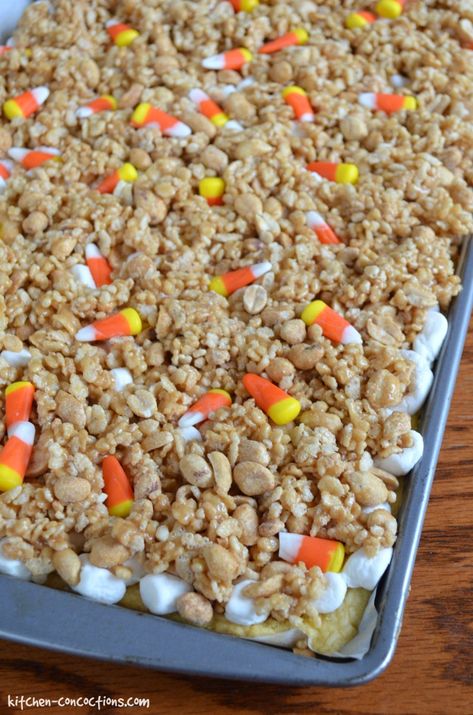 Scarecrow Treats - Kitchen Concoctions Scarecrow Rice Krispy Treats, Scarecrow Crunch Recipe, Scarecrow Desserts, Scarecrow Bars, Scarecrow Treats, Halloween Finger, Halloween Finger Foods, Crunch Recipe, Treat Bar