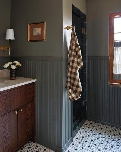 Black Beadboard Bathroom, Beadboard Powder Room, Wainscoting Ideas Bathroom, Dark Wainscoting Ideas, Masculine Bathroom, Beadboard Bathroom, Cottage Inspiration, Office Guest Room, Hall Bathroom