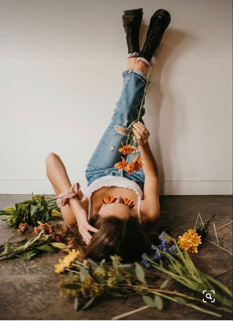 Small Photoshoot Ideas, Inside Photoshoot Ideas Instagram, Studio Portraits With Flowers, Free Photoshoot Ideas, Photo Shoot With Bouquet Of Flowers, Picture Poses Indoors, Flower Self Portrait Photography, Easy Photoshoot Ideas Outside, Boho Indoor Photoshoot