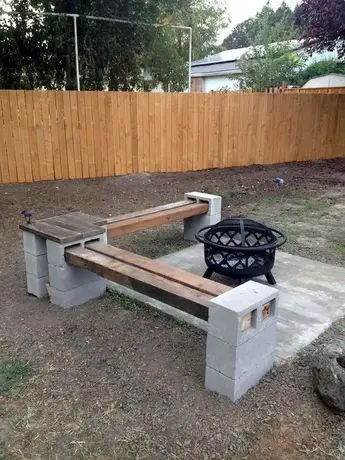 Block Bench Ideas, Fire Pit Bench, Cinder Block Bench, Block Bench, Backyard Seating Area, Outdoor Fire Pit Designs, Cinder Blocks, Backyard Seating, Fire Pit Seating